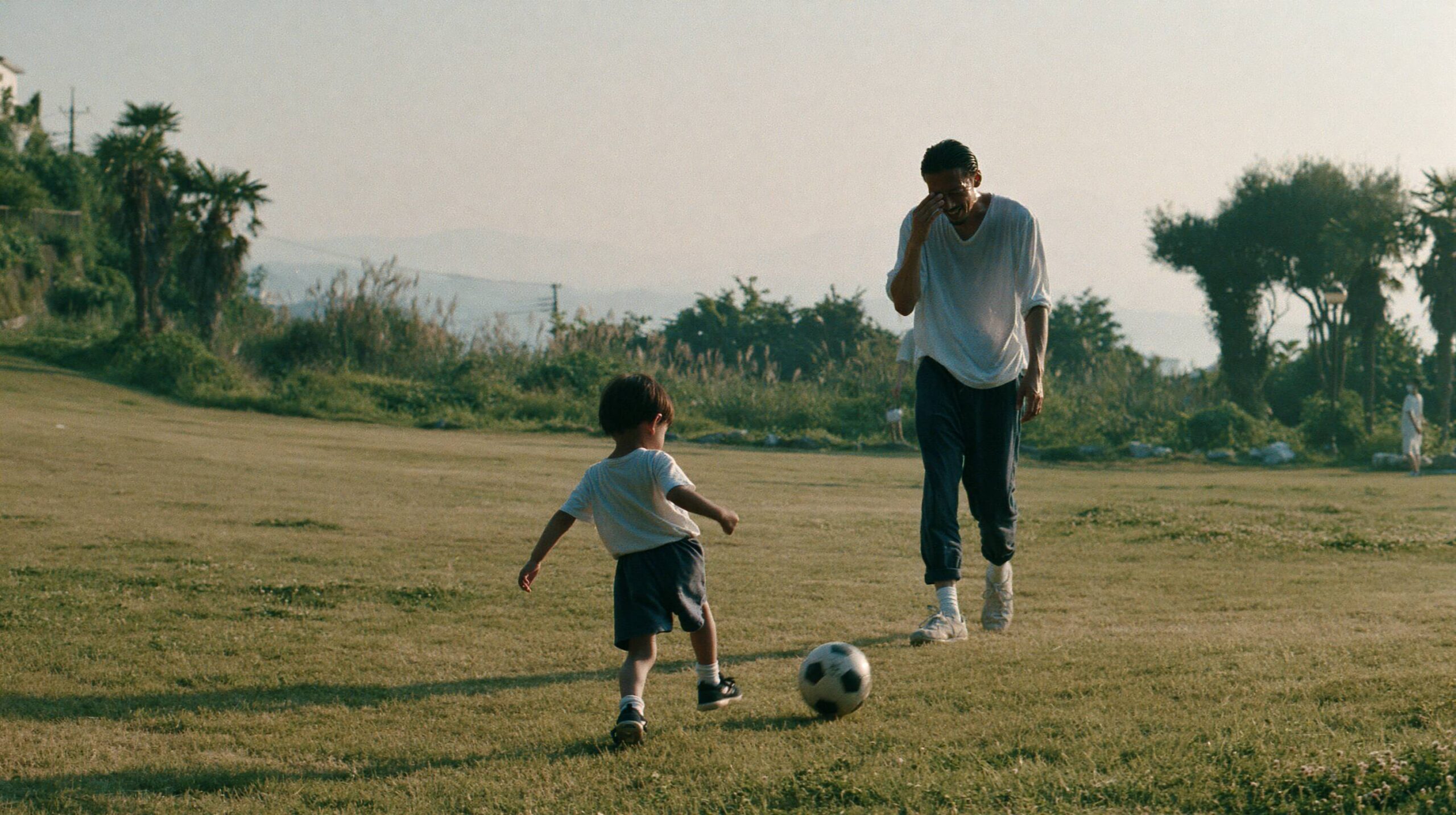 公園で子供とサッカー